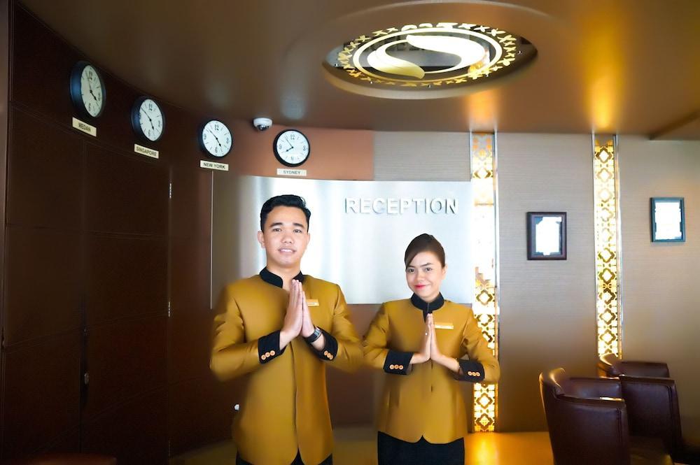 Hermes Palace Hotel Medan Buitenkant foto