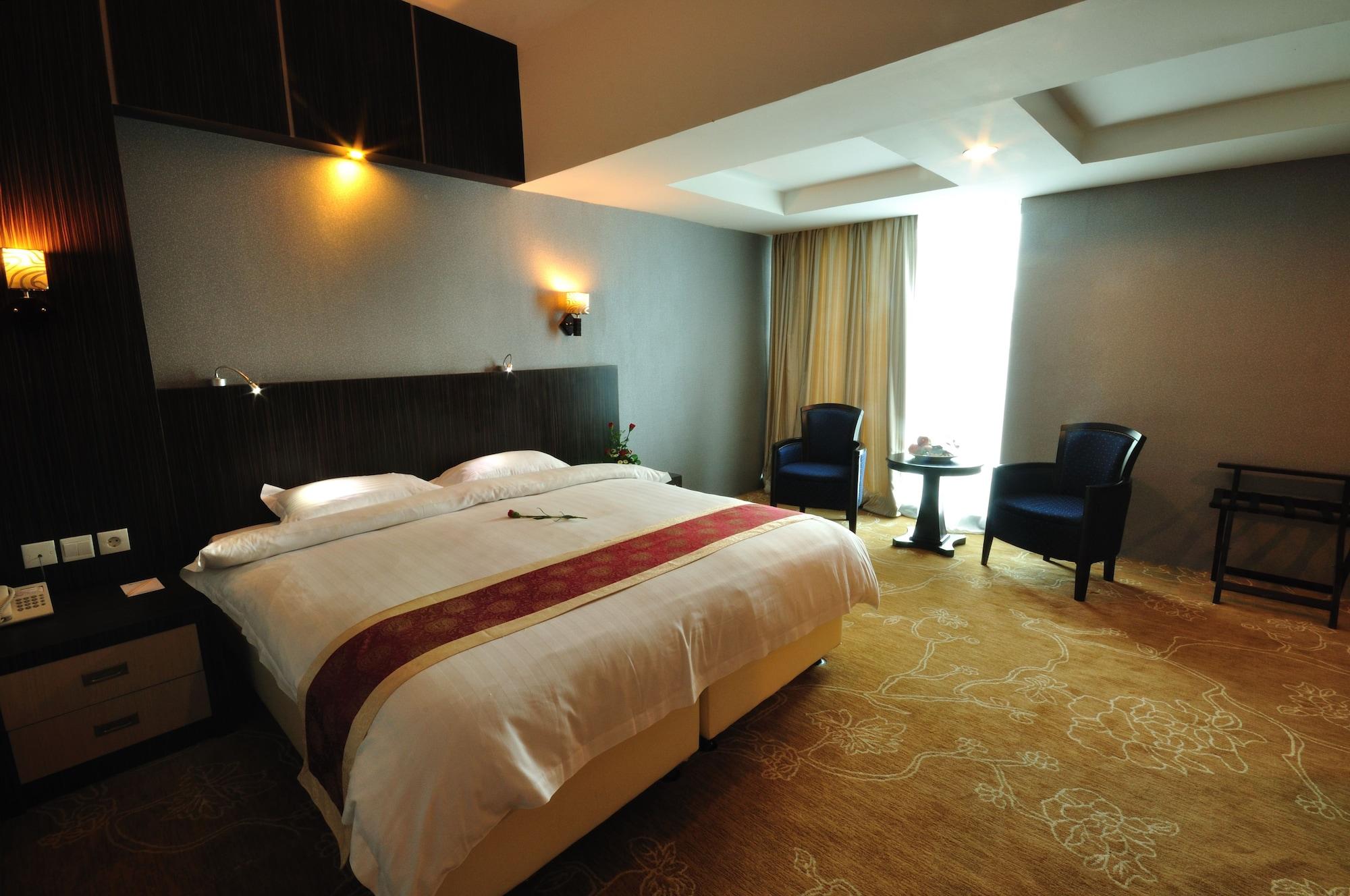 Hermes Palace Hotel Medan Buitenkant foto