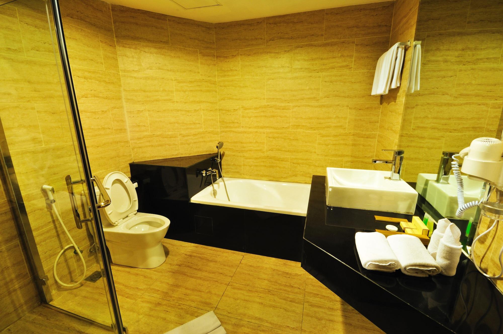 Hermes Palace Hotel Medan Buitenkant foto
