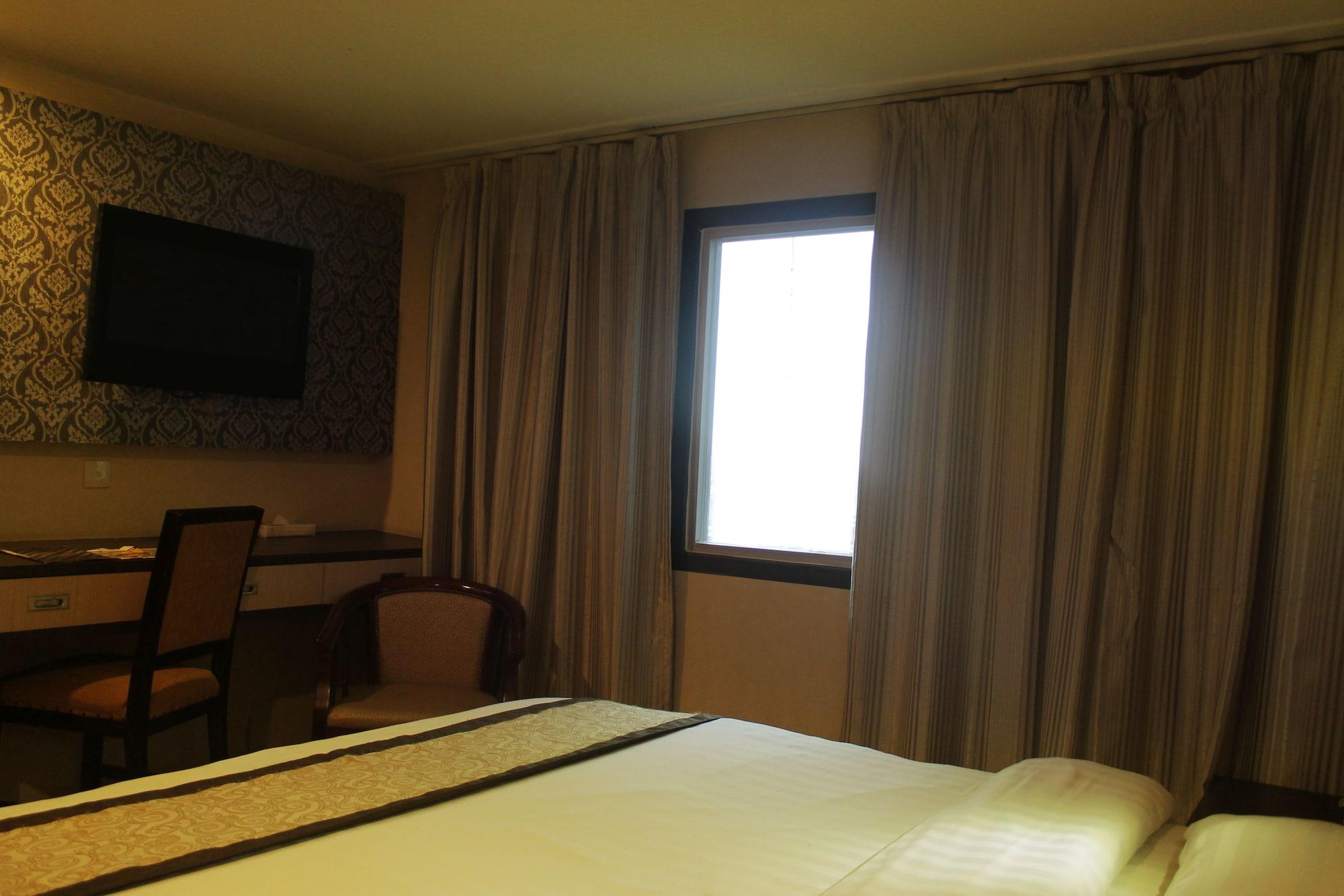 Hermes Palace Hotel Medan Buitenkant foto