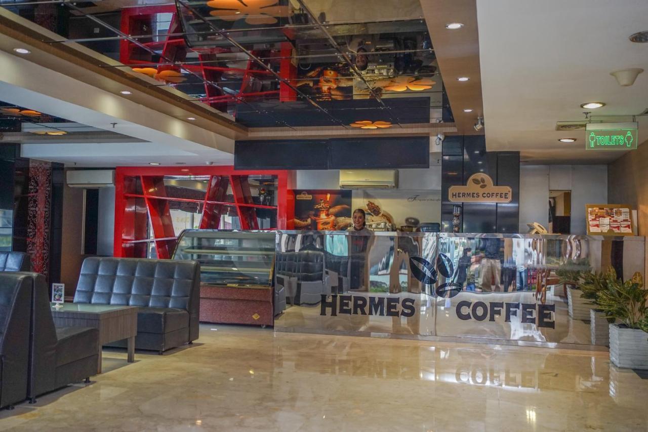 Hermes Palace Hotel Medan Buitenkant foto
