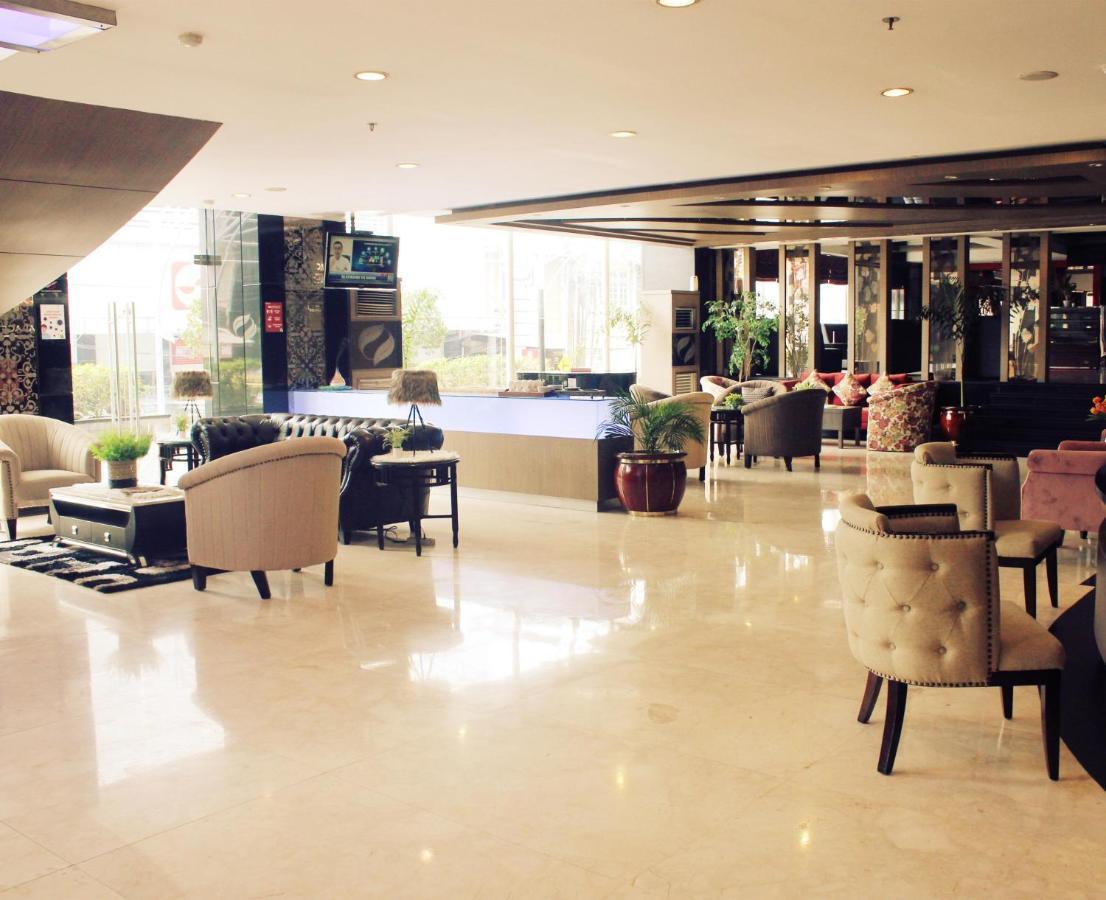 Hermes Palace Hotel Medan Buitenkant foto