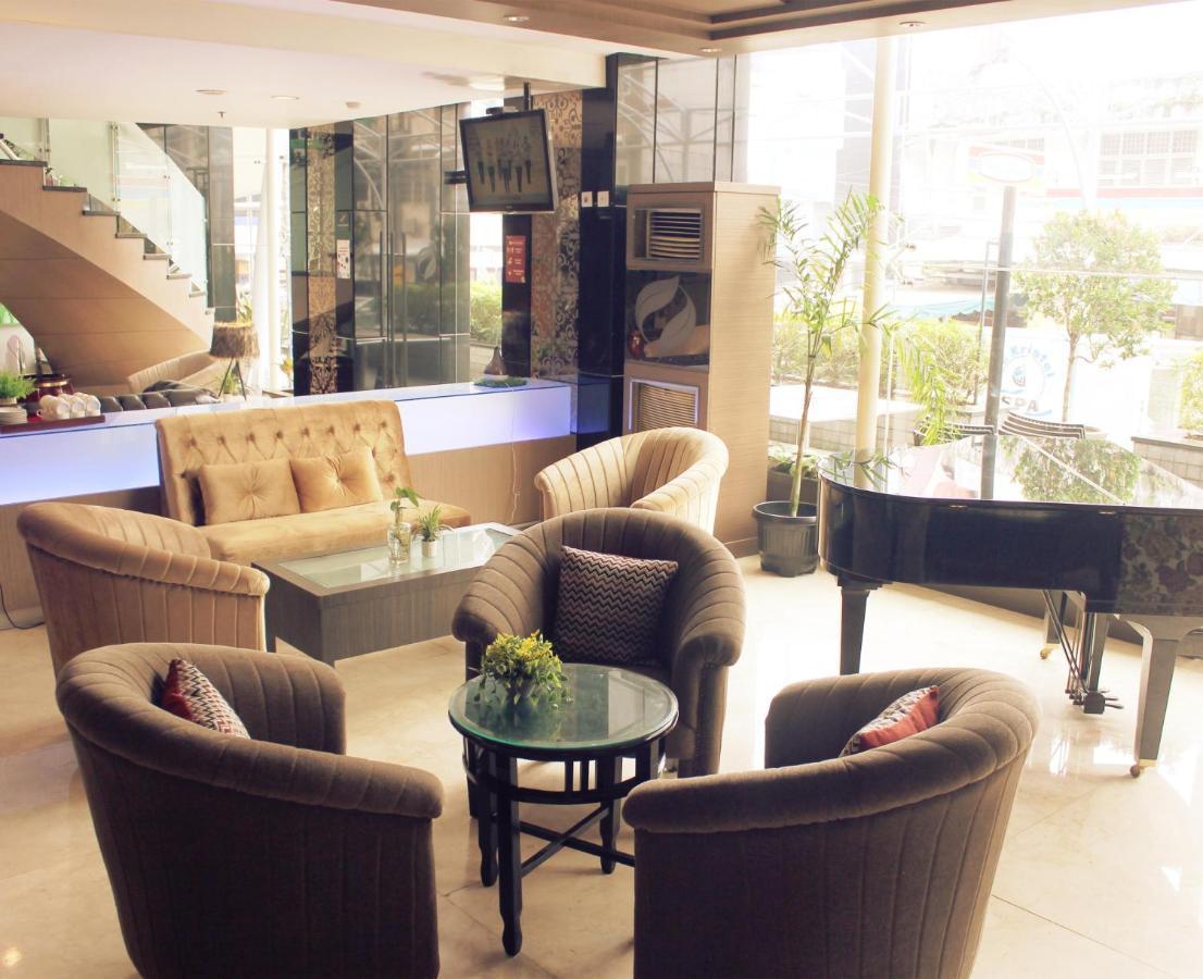 Hermes Palace Hotel Medan Buitenkant foto