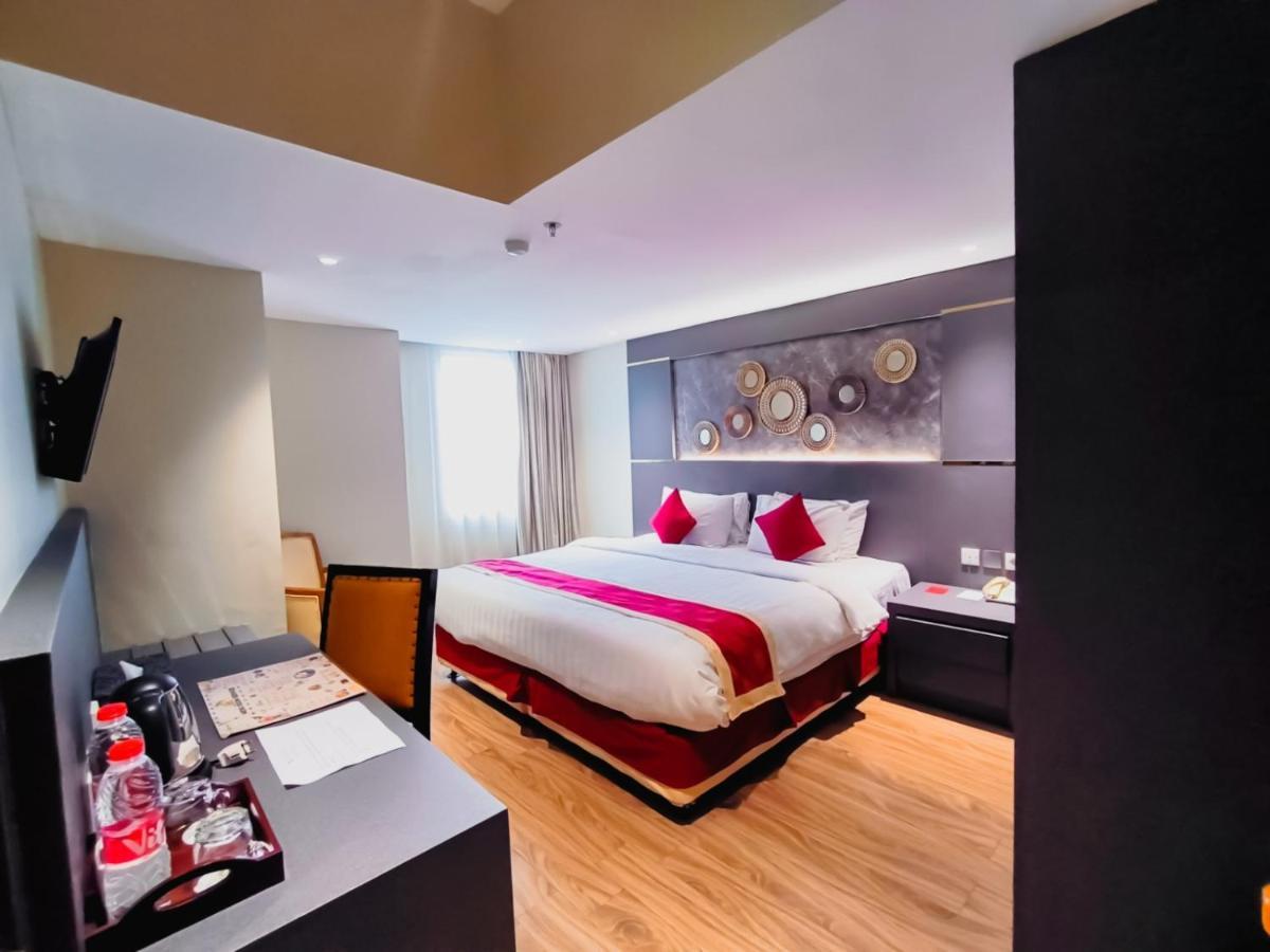 Hermes Palace Hotel Medan Buitenkant foto