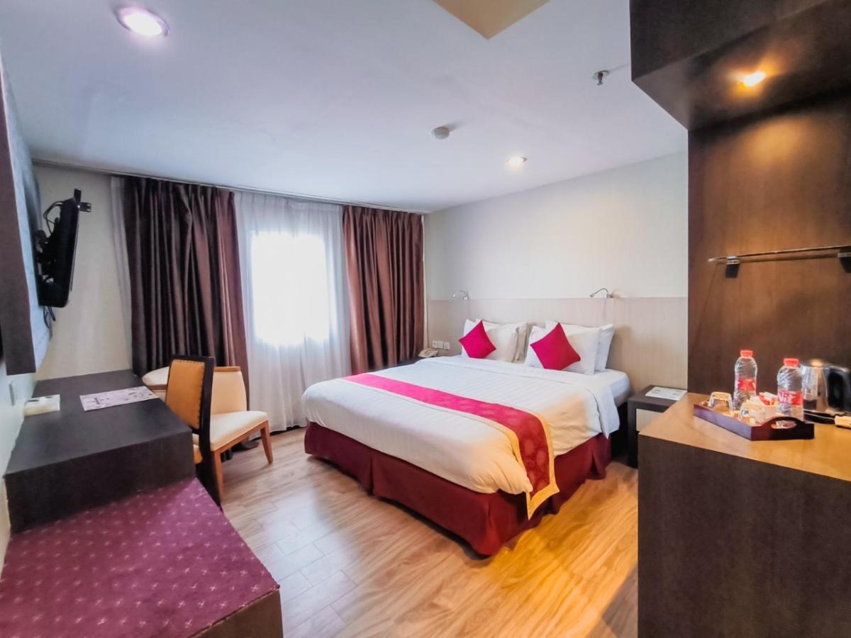 Hermes Palace Hotel Medan Buitenkant foto