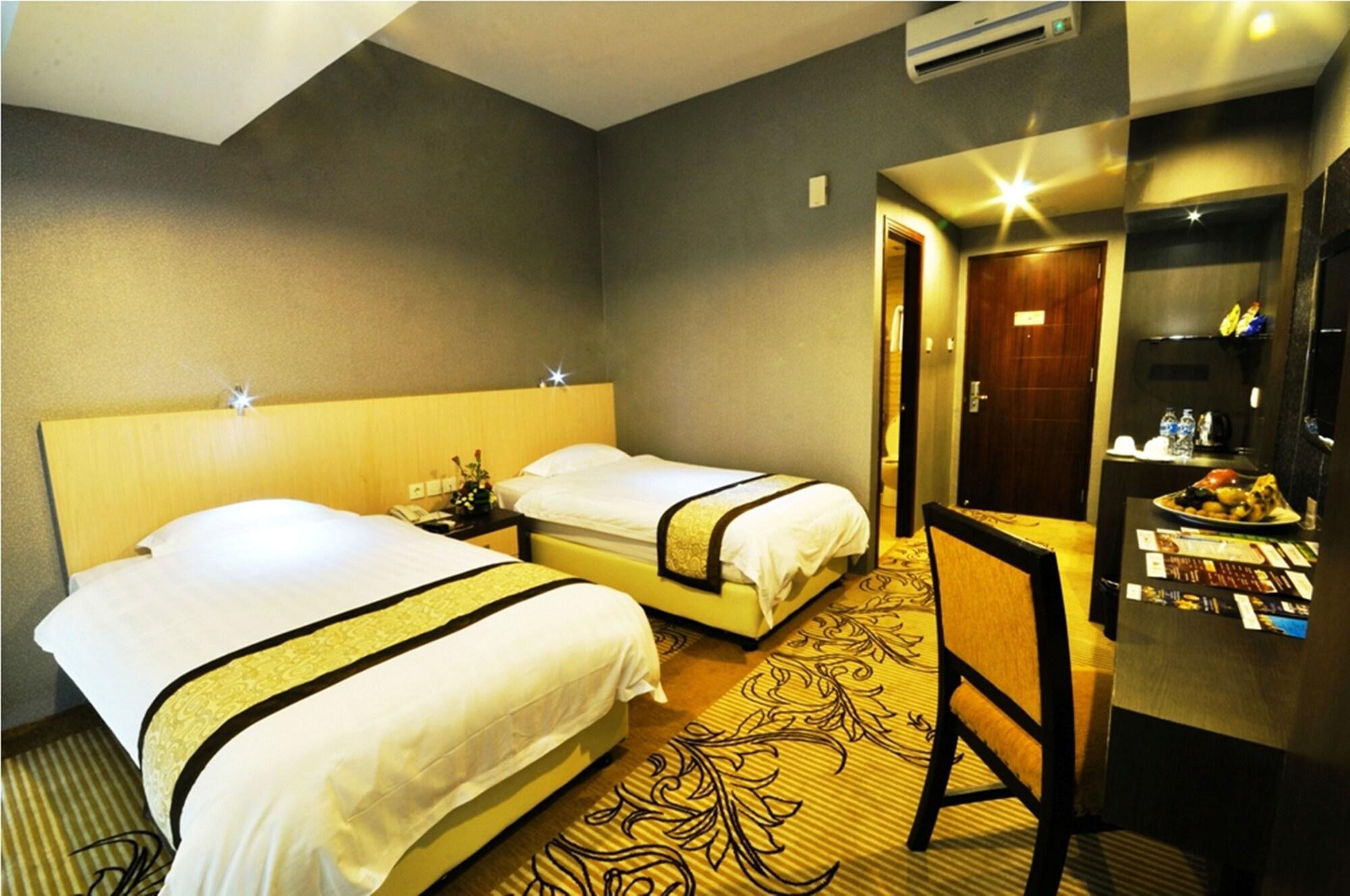 Hermes Palace Hotel Medan Buitenkant foto
