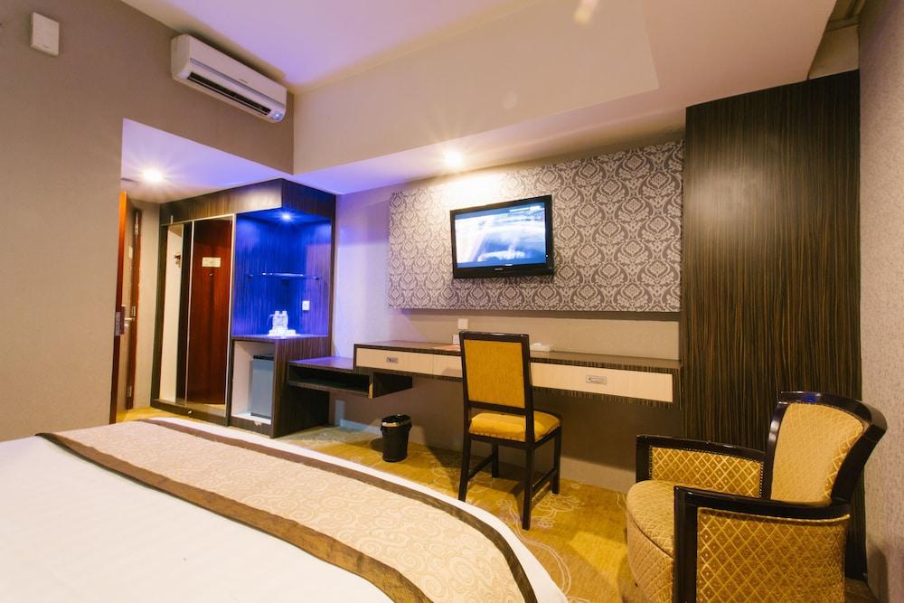 Hermes Palace Hotel Medan Buitenkant foto