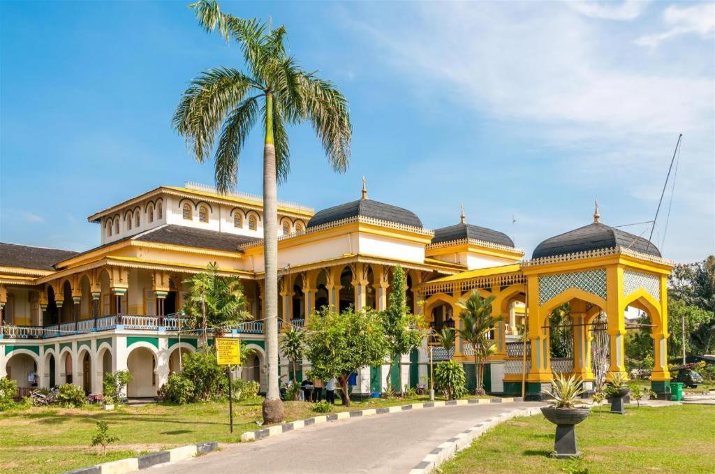 Hermes Palace Hotel Medan Buitenkant foto
