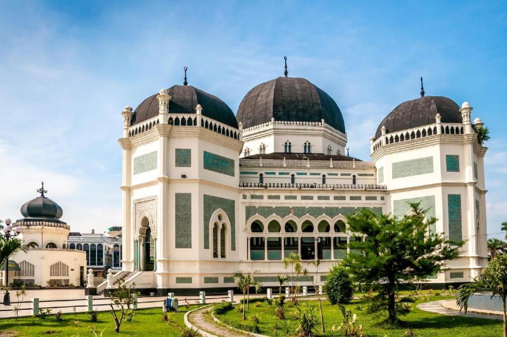 Hermes Palace Hotel Medan Buitenkant foto
