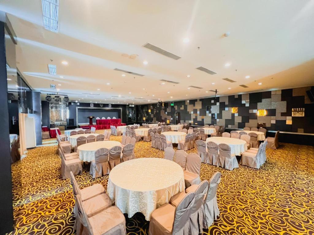 Hermes Palace Hotel Medan Buitenkant foto