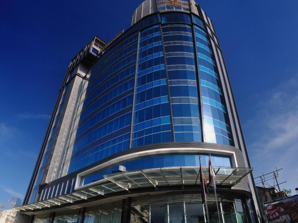 Hermes Palace Hotel Medan Buitenkant foto