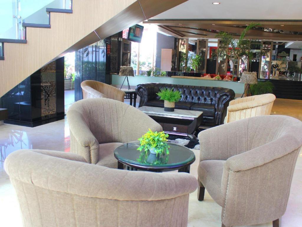 Hermes Palace Hotel Medan Buitenkant foto