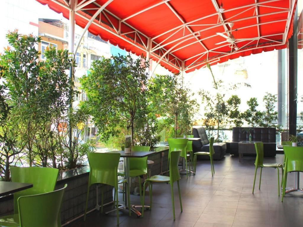 Hermes Palace Hotel Medan Buitenkant foto