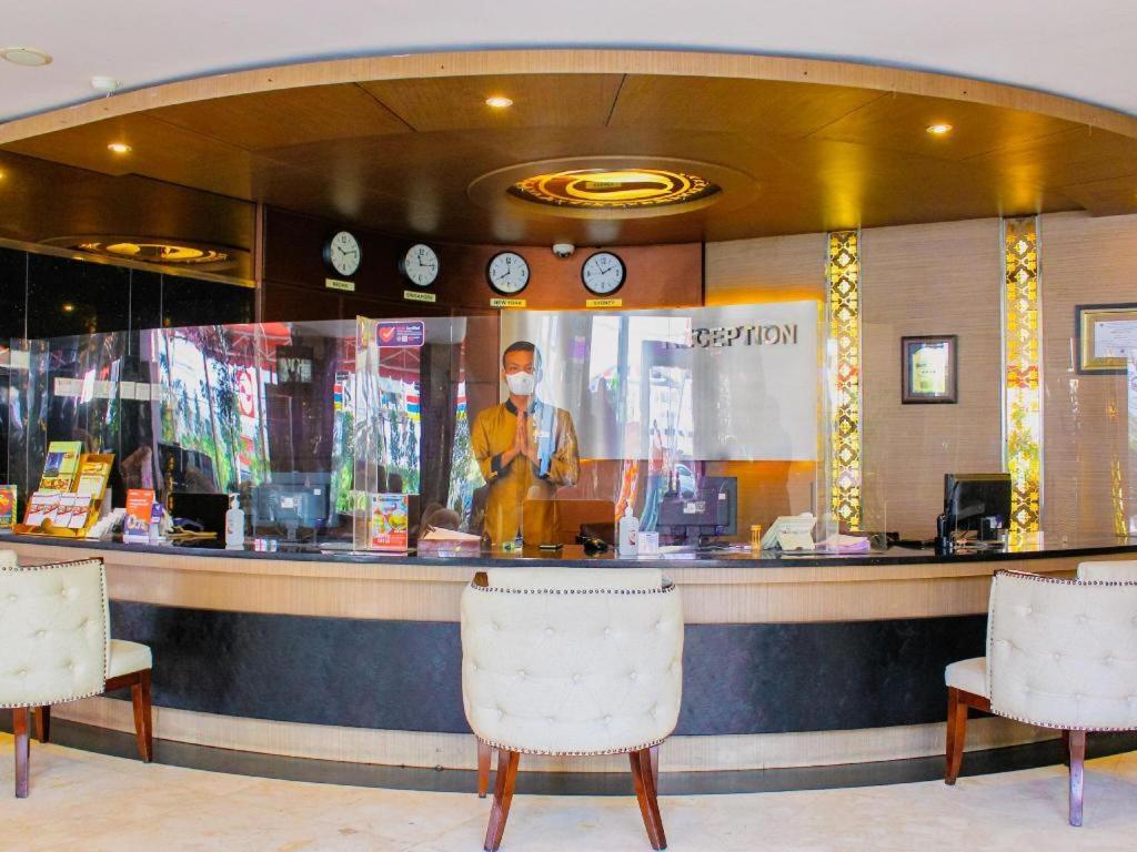 Hermes Palace Hotel Medan Buitenkant foto