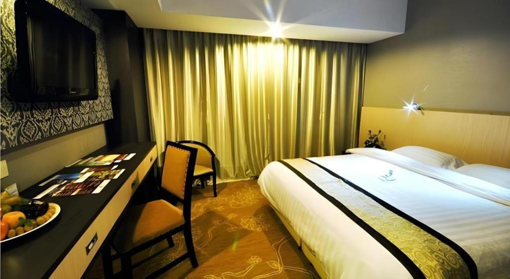 Hermes Palace Hotel Medan Buitenkant foto