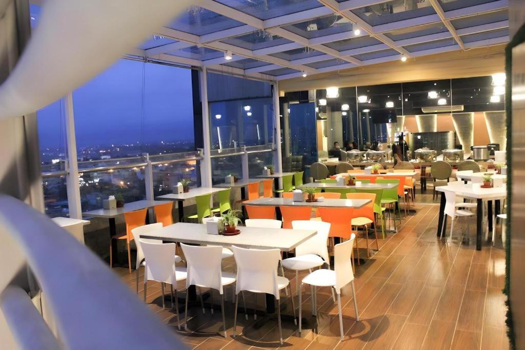 Hermes Palace Hotel Medan Buitenkant foto