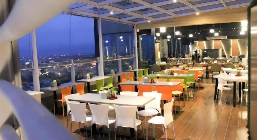 Hermes Palace Hotel Medan Buitenkant foto
