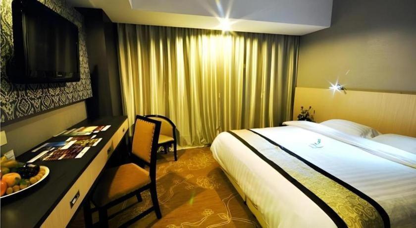 Hermes Palace Hotel Medan Buitenkant foto