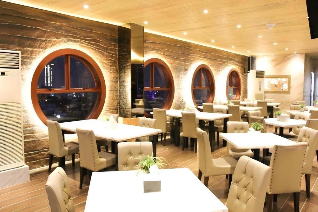 Hermes Palace Hotel Medan Buitenkant foto
