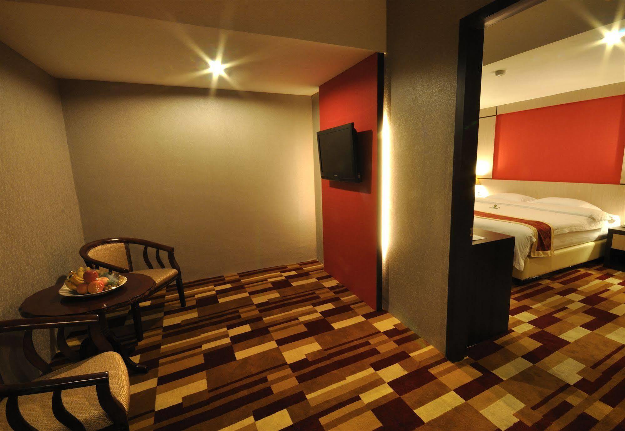 Hermes Palace Hotel Medan Buitenkant foto