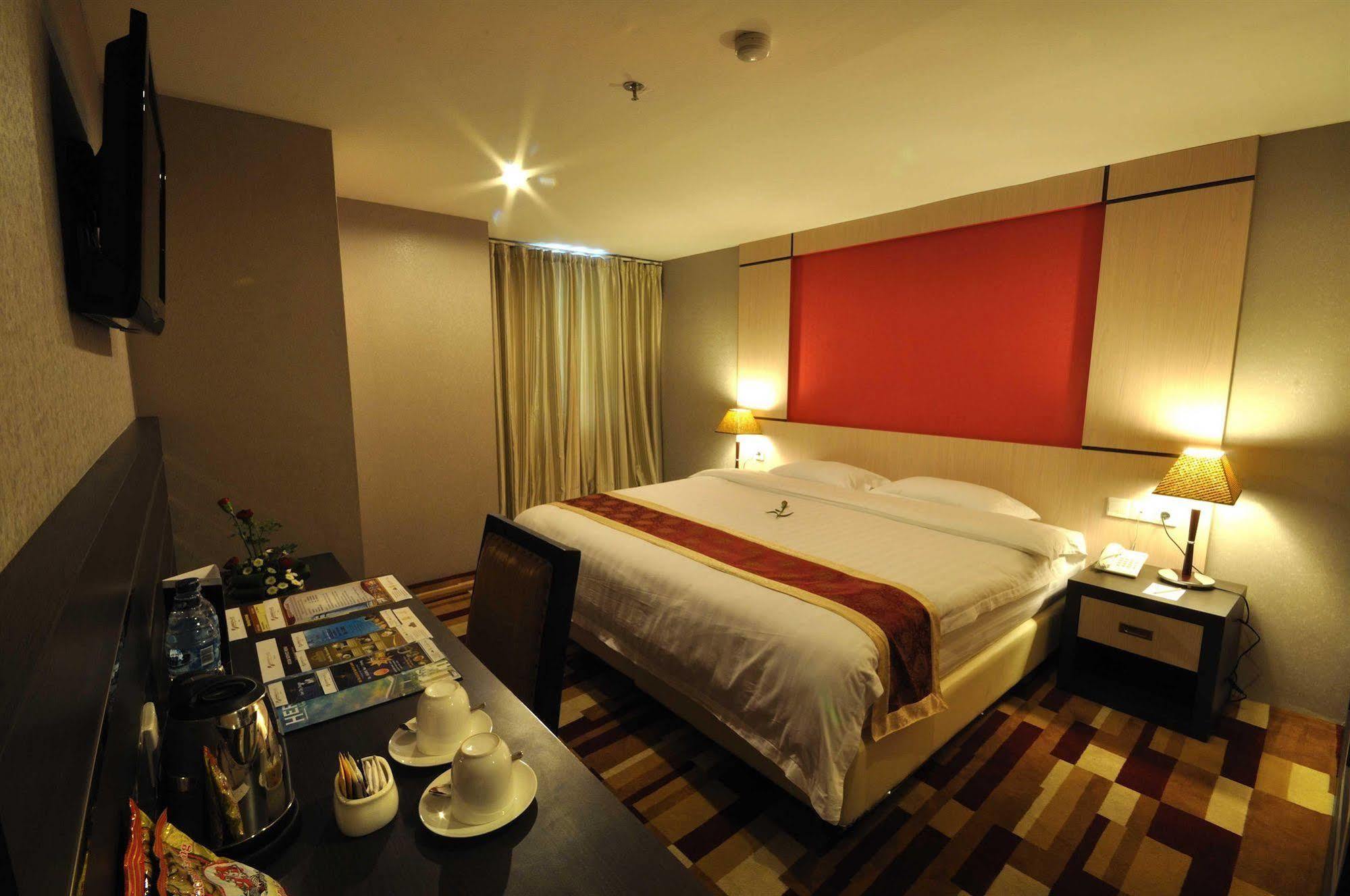 Hermes Palace Hotel Medan Buitenkant foto