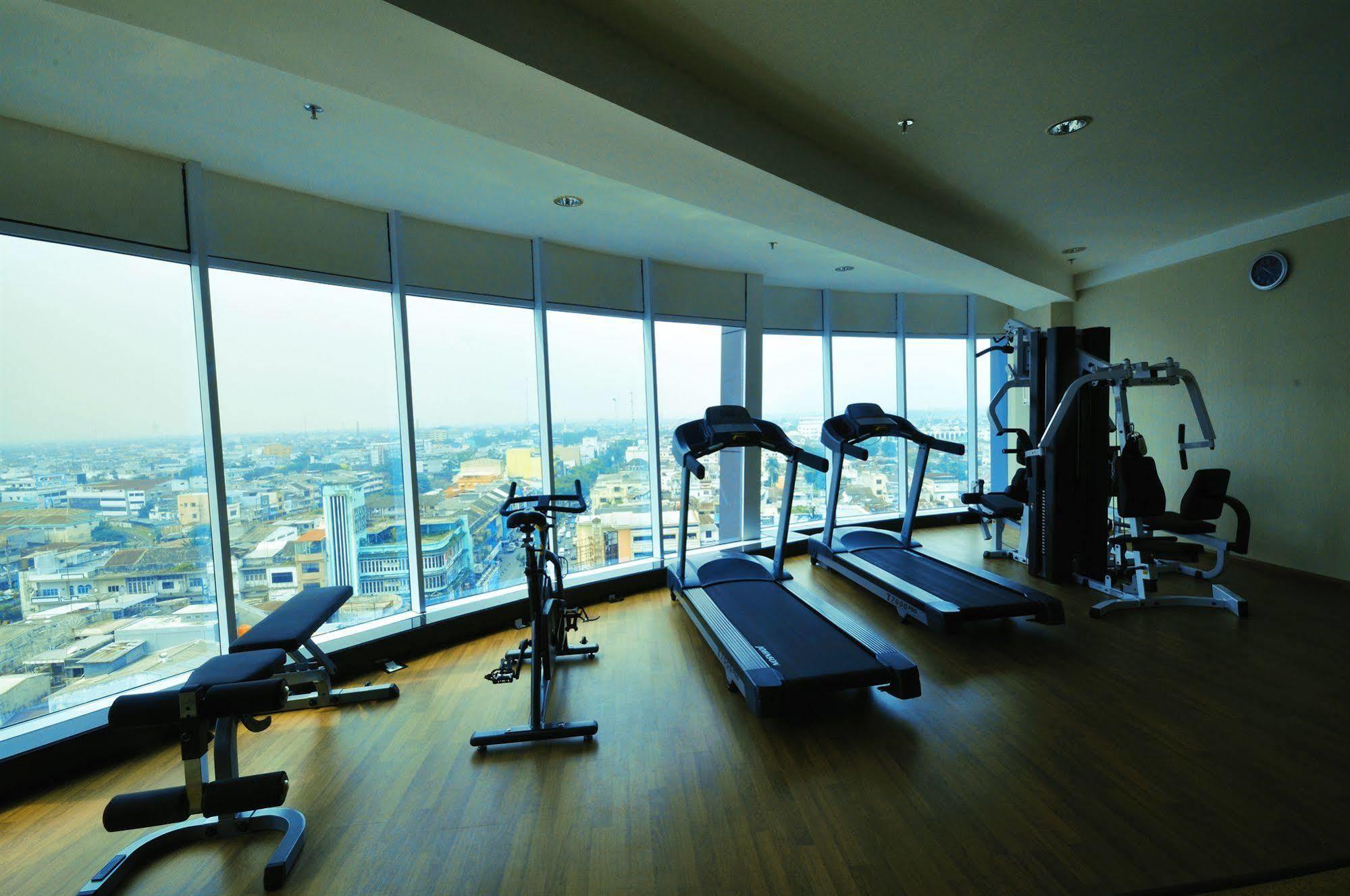 Hermes Palace Hotel Medan Buitenkant foto